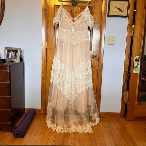 Elegant Lace Off-Shoulder Dress - Picture 2 of 4